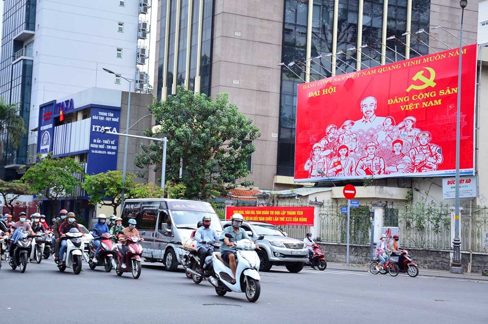 Những tuyến đường chính tại TP Hồ Chí Minh được trang trí nhiều pa-nô cỡ lớn tuyên truyền về đại hội.